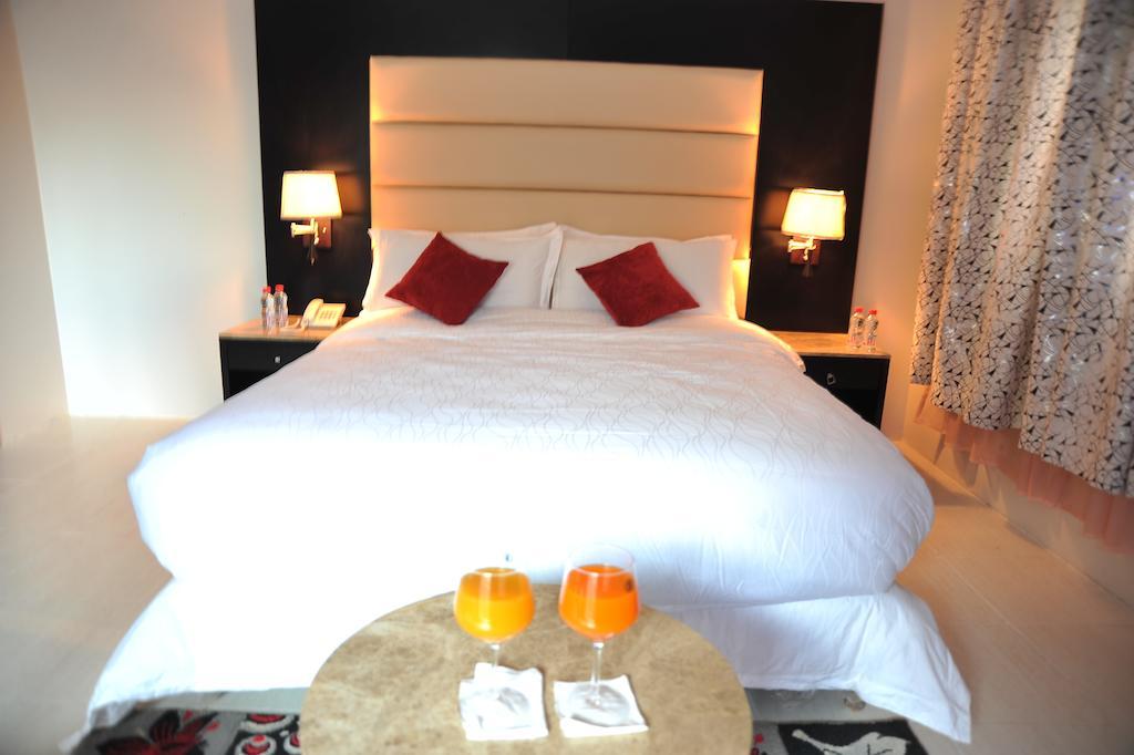 Janadriyah Suites 13 Nadinah Room photo